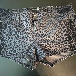 Source of Wisdom Black and Gray Leopard Print Jean Shorts with Classic Style